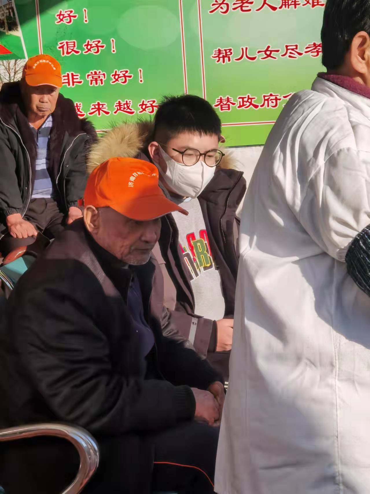 Xihao Zhang volunteering during a care home visit